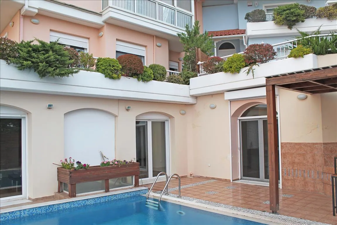Villa 420 m² in Athens