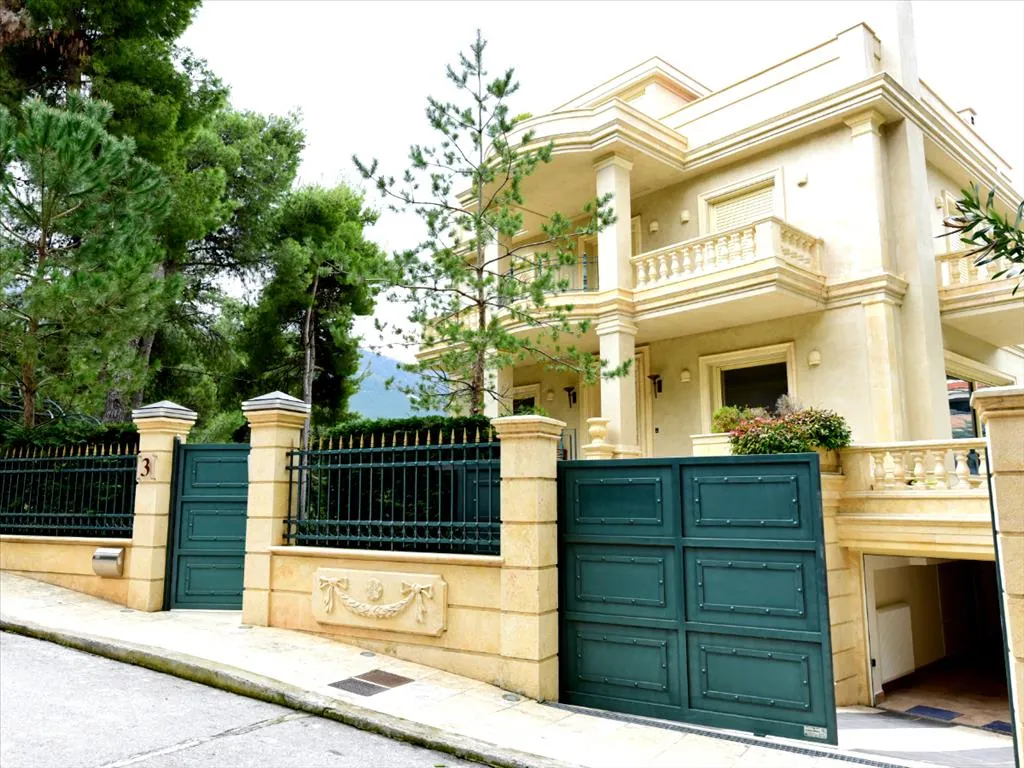 Villa 648 m² in Athens
