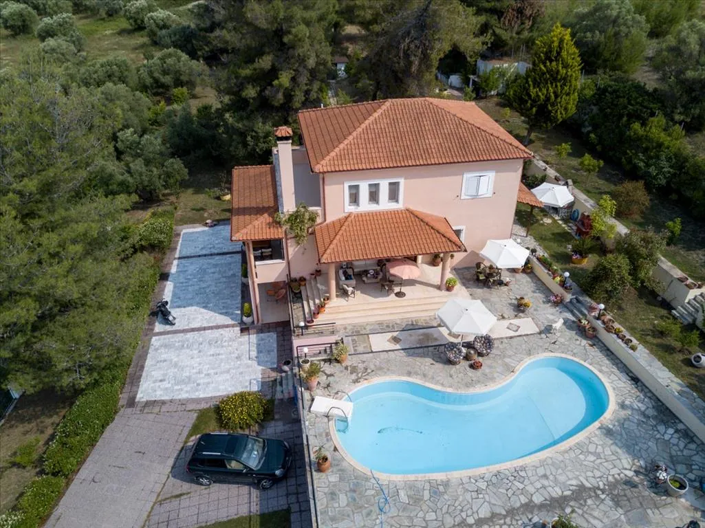 Villa 360 m² in Halkidiki