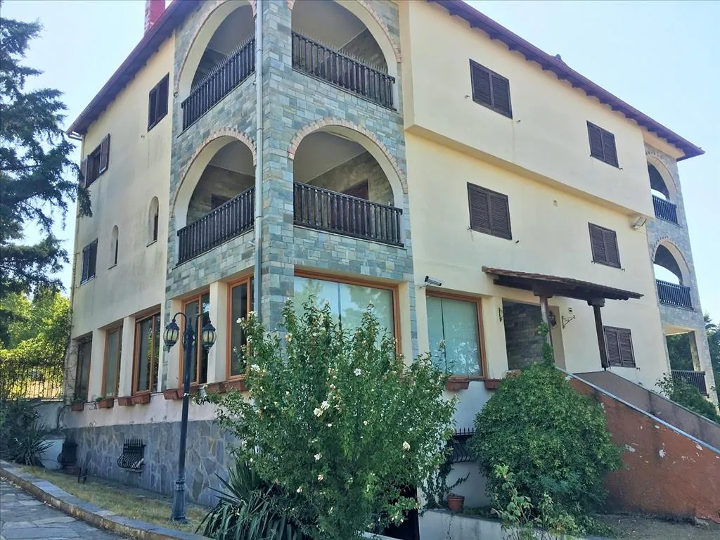Villa 728 m² in Thessaloniki suburbs
