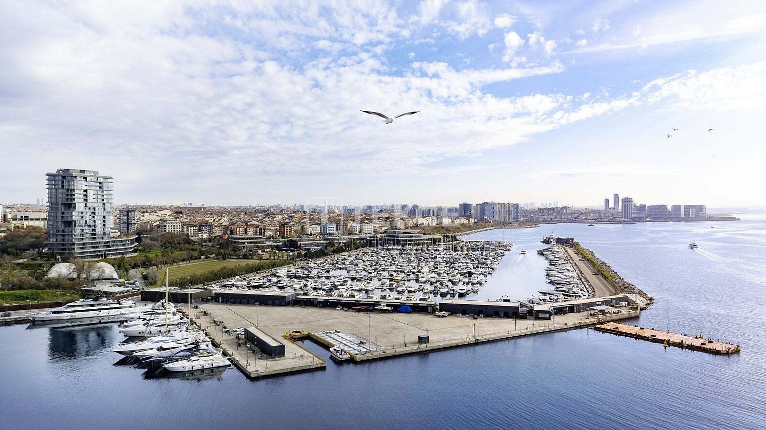 Apartments overlooking the marina in Bakırköy - 3