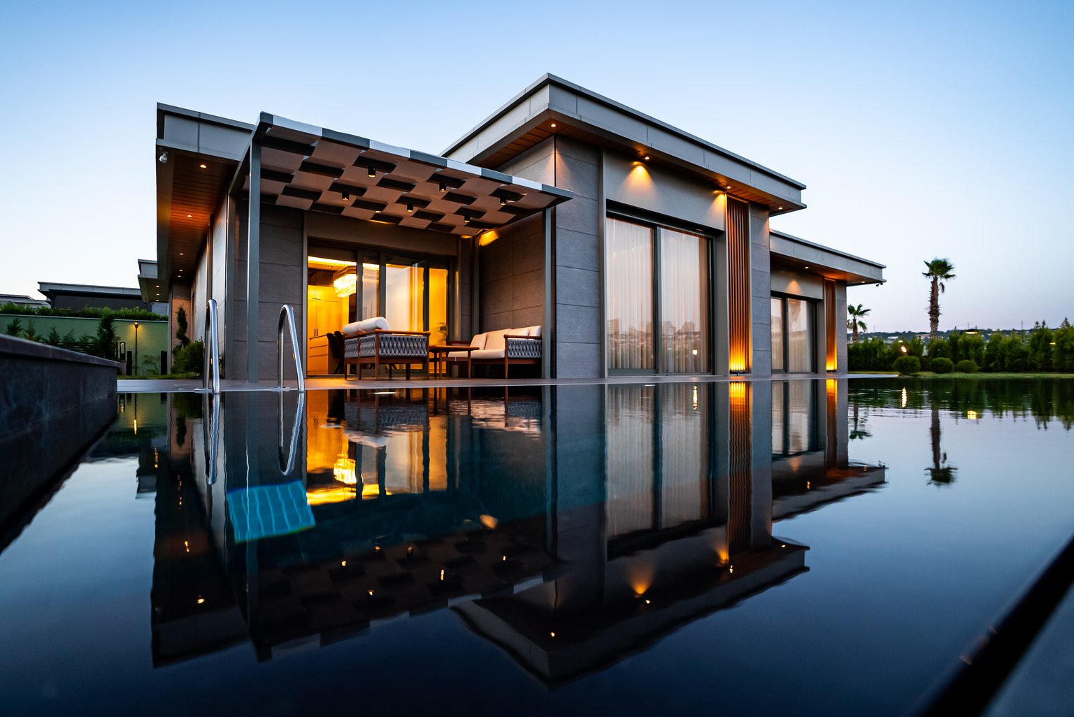 Detached villas with pools in Büyükçekmece
