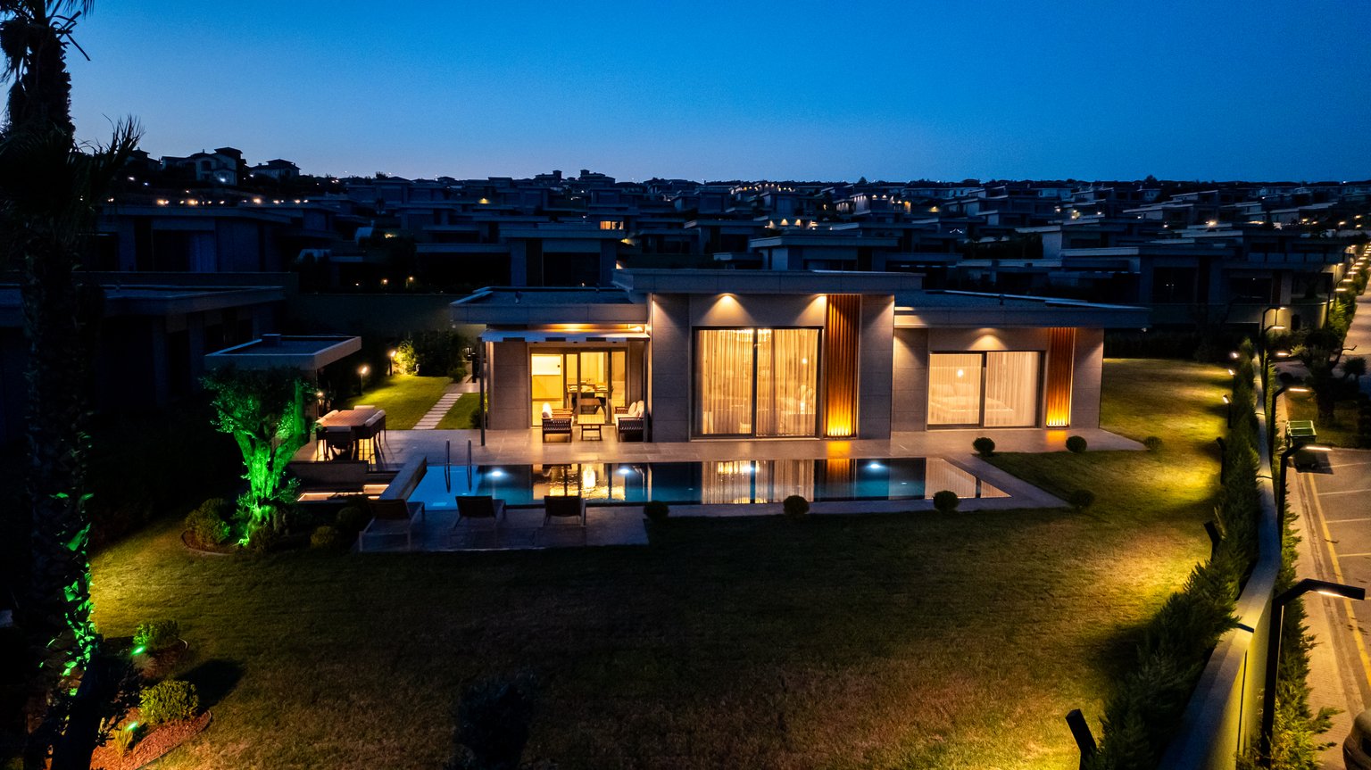 Detached villas with pools in Büyükçekmece - 2