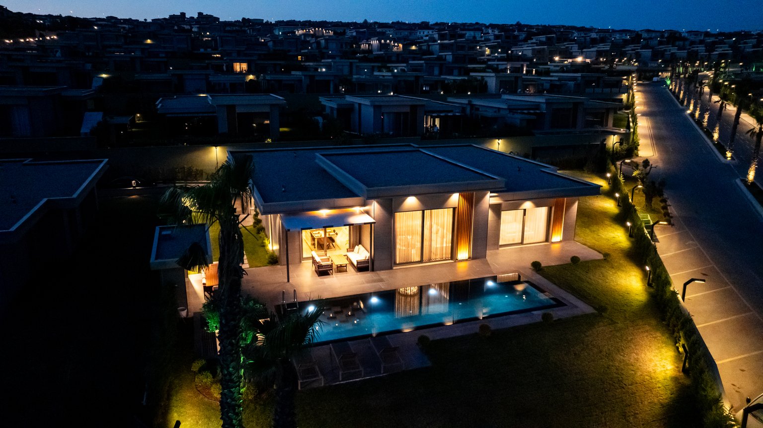 Detached villas with pools in Büyükçekmece - 3